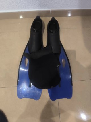 Aletas y gorro de neopreno para buceo