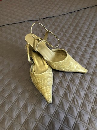 Zapatos dorados de tacón con tira