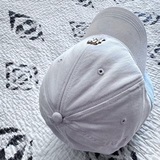 Gorra Tommy Hilfiger blanco roto con Logo Dorado