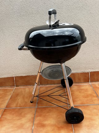 Barbacoa negra metálica con ruedas