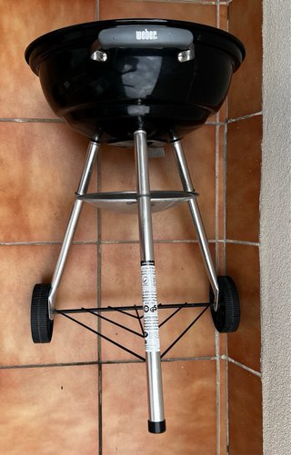 Barbacoa negra metálica con ruedas