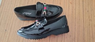 Mocasines negros charol con detalle