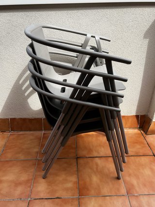 Sillas de plástico grises