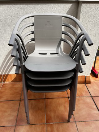 Sillas de plástico grises