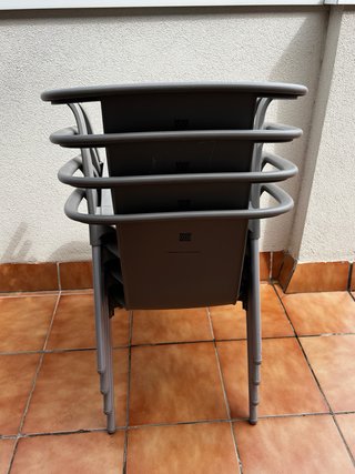 Sillas de plástico grises