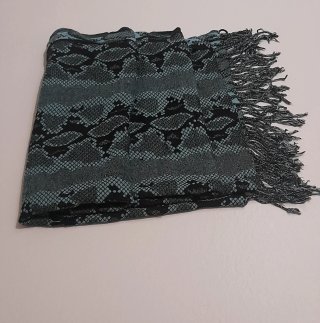Foulard estampado serpiente negro y verde azulado