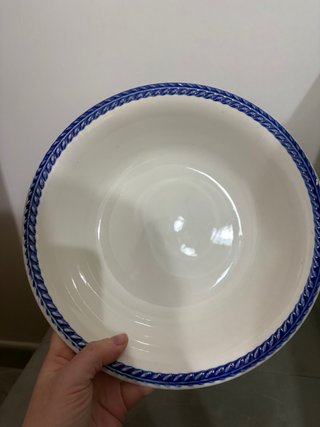 Ciotola in ceramica con bordo blu