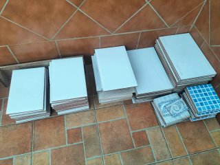 Azulejos blancos rectangulares biselados