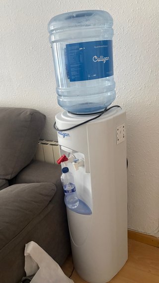 Dispensador agua Culligan + 4 botellones