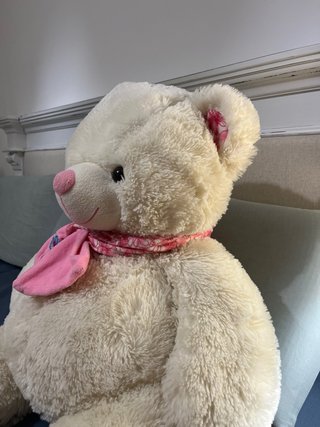 Oso de peluche blanco con bufanda rosa
