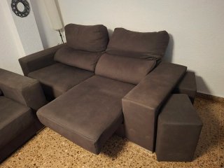 Sofá 2 y 3 plazas gris con 4 pufs
