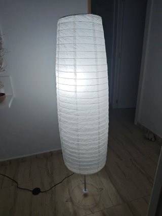 Lámpara de pie de papel blanca