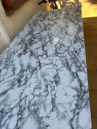 Mesa de madera con tapa efecto mármol