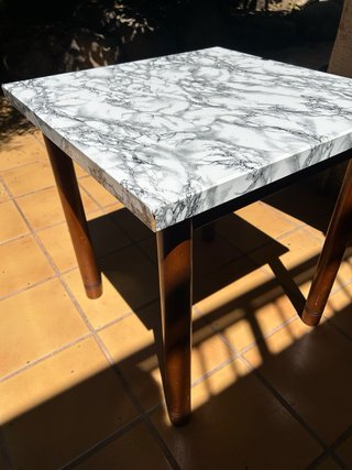 Mesa de madera con tapa efecto mármol