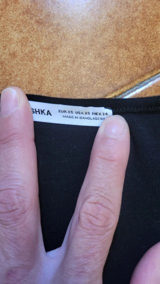 Cardigan corto nero con bottoni