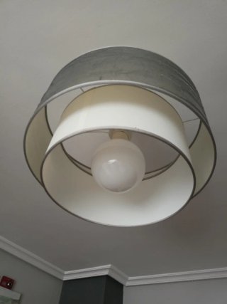 Lámpara de techo gris y blanca