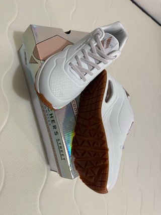 Zapatillas Skechers Blancas y Doradas