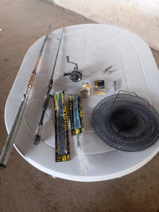 Equipo de pesca: caña, carrete y red