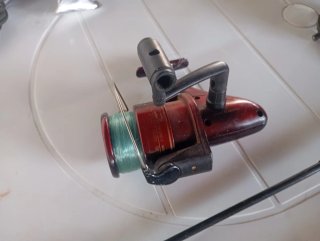 Equipo de pesca: caña, carrete y red