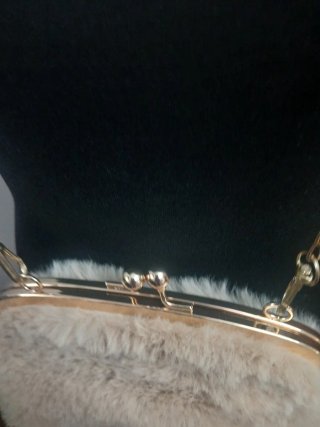 Bolso de pelo beige con cadena dorada