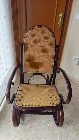 Silla balancín de madera y ratán