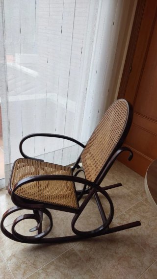Silla balancín de madera y ratán