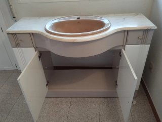 Mueble de baño con lavabo y encimera de mármol