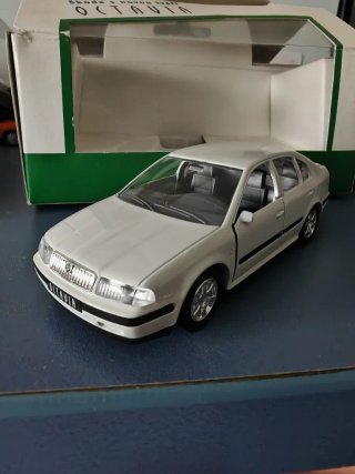 Skoda Octavia 1/43 Blanco