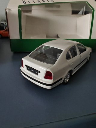 Skoda Octavia 1/43 Blanco