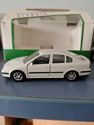 Skoda Octavia 1/43 Blanco
