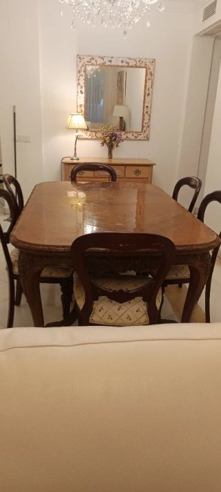 Mesa de comedor de madera tallada