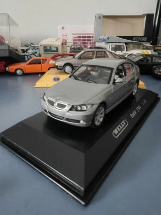 Coche Welly BMW 330i 1:43 Plata