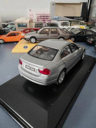Coche Welly BMW 330i 1:43 Plata