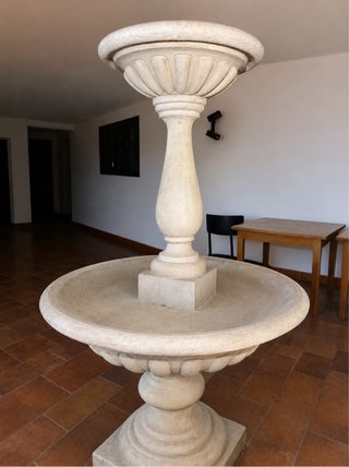 Fuente decorativa de piedra