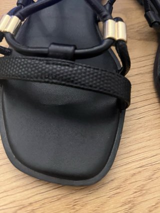 Sandalias negras ALDO con detalles dorados