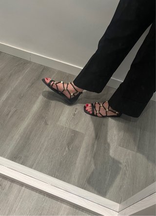 Sandalias negras ALDO con detalles dorados