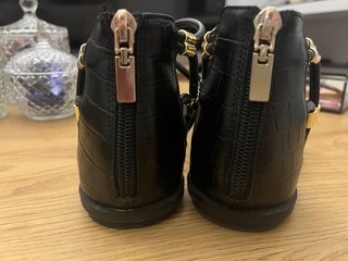 Sandalias negras ALDO con detalles dorados
