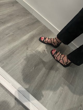 Sandalias negras ALDO con detalles dorados