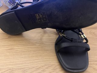 Sandalias negras ALDO con detalles dorados