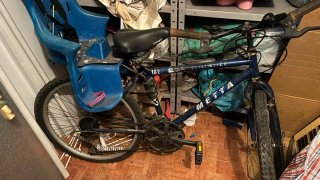 Bicicleta infantil azul con asiento