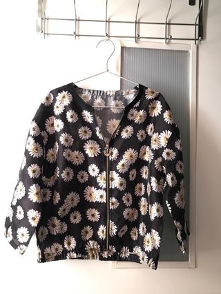 Chaqueta ligera margaritas negra T.XS
