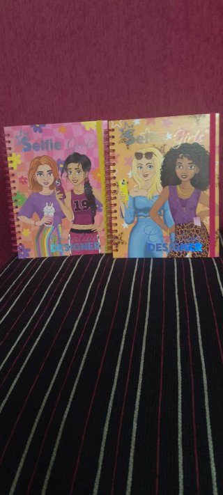 2 Diarios con diseño de Selfie Girls.