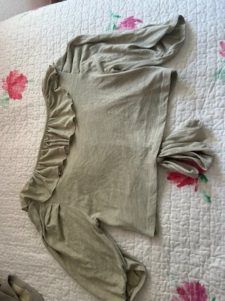 Blusa verde con volantes y lazada