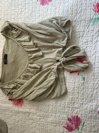 Blusa verde con volantes y lazada