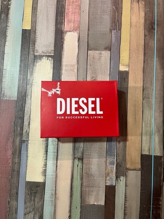Bolso Diesel Negro con Detalles Plateados