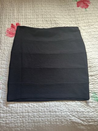 Falda negra texturizada