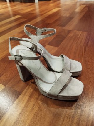 Sandalias tacón Pull&Bear beige