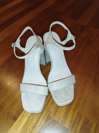 Sandalias tacón Pull&Bear beige