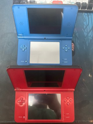 Nintendo DSi XL Blu e Rosso