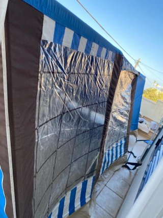 Tienda de campaña azul con ventana